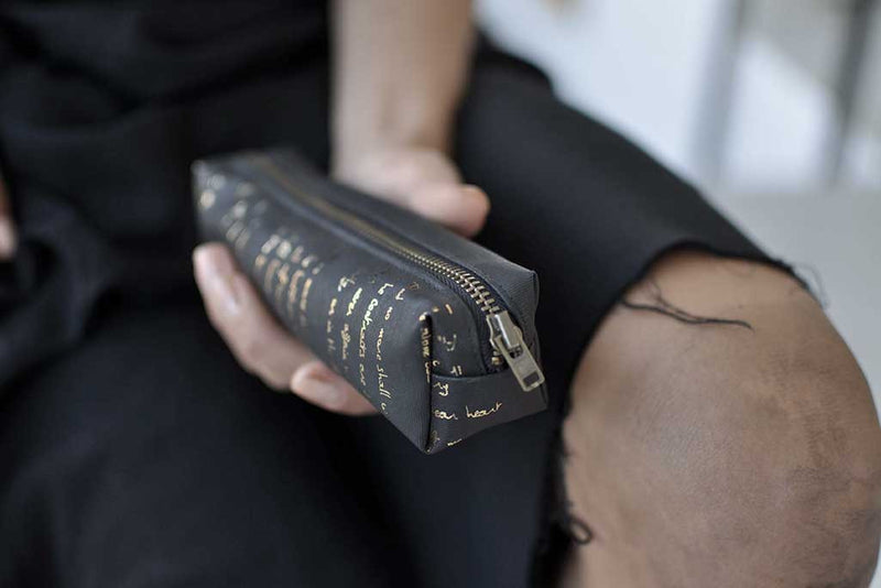 שרון ברונשר | קלמר קנבס שחור עם הדפסה בזהב | תיקי מעצבים | בוטיק אקססוריז אונליין לנשים - 1