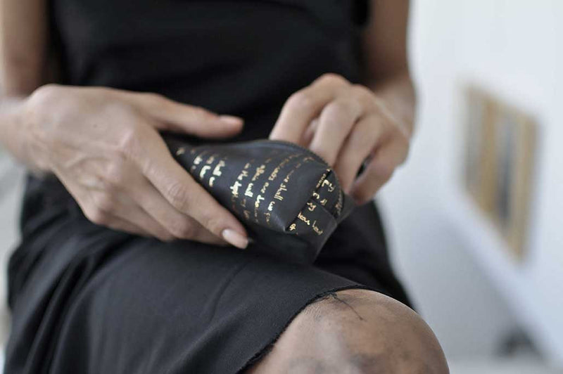 שרון ברונשר | קלמר קנבס שחור עם הדפסה בזהב | תיקי מעצבים | בוטיק אקססוריז אונליין לנשים   - 2