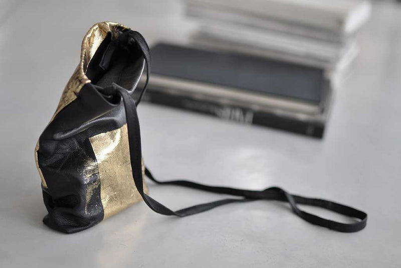 שרון ברונשר | תיק עור קטן עבודת יד שחור עם זהב | תיקי מעצבים | בוטיק אקססוריז אונליין לנשים  - 5