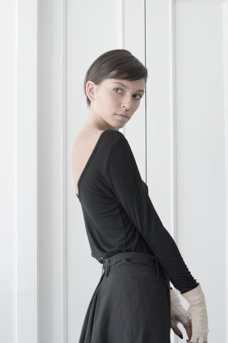 שרון ברונשר | חולצת טריקו שחורה שרוול ארוך עם גב פתוח מכותנה | חולצות אלגנטיות לנשים | קולקציית חורף 2016 של חולצות ערב קז'ואל | חנות בוטיק בגדי מעצבים אונליין לנשים-6