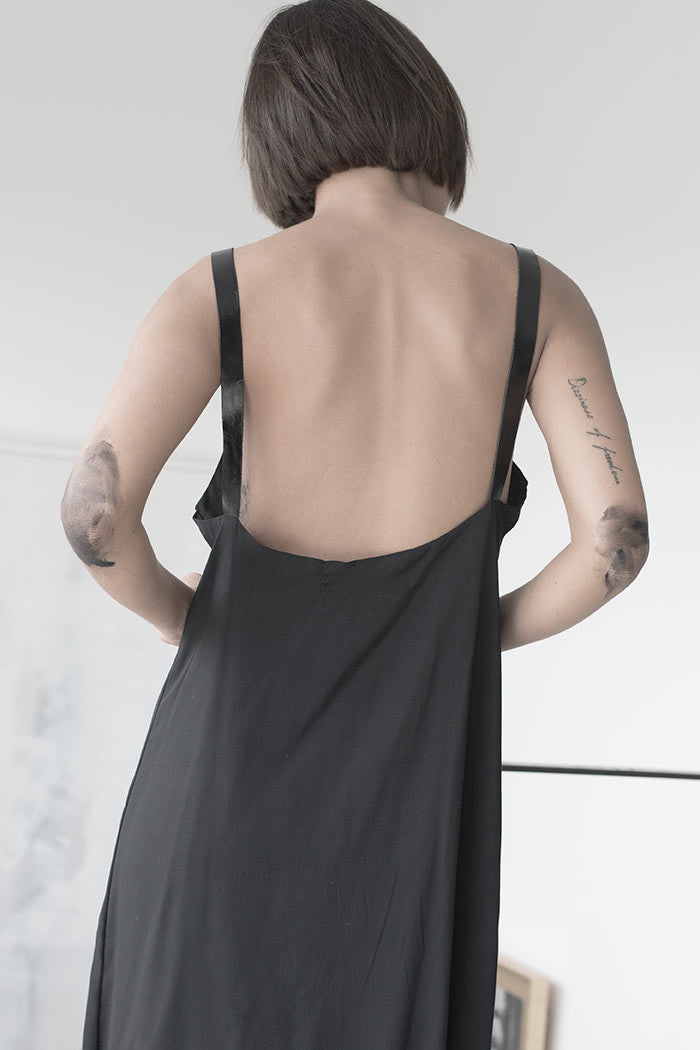 שרון ברונשר | שמלת מידי שחורה רצועות עור עם קשר על גב | קולקציית קיץ 2016 שמלות ובגדי ערב קז'ואל לנשים - 1