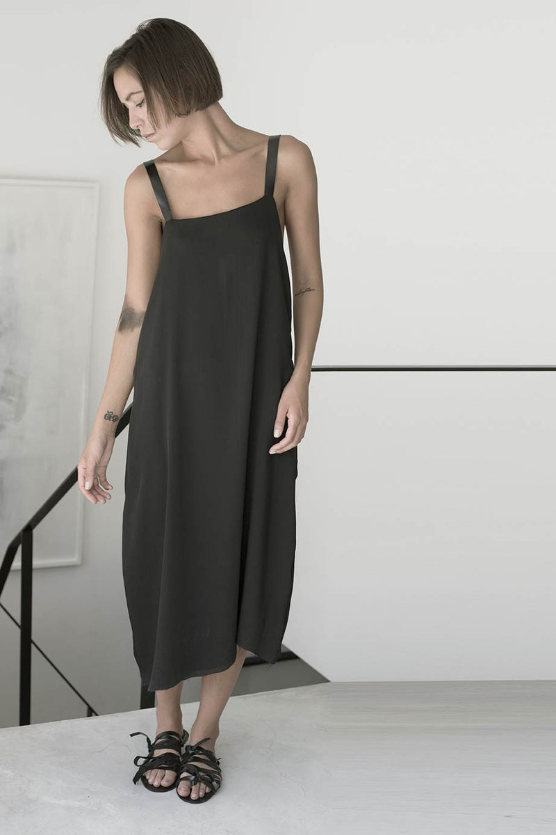 שרון ברונשר | שמלת מידי שחורה רצועות עור עם קשר על גב | קולקציית קיץ 2016 שמלות ובגדי ערב קז'ואל לנשים - 2