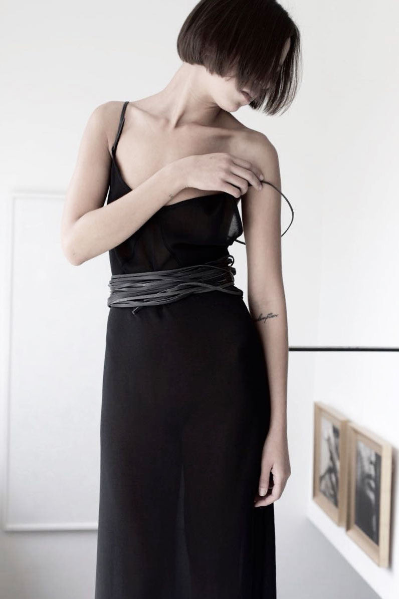 שרון ברונשר | שמלה מקסי שחורה עם כתפיות עור דקיקות | קולקציית קיץ 2016 שמלות ובגדי ערב קז'ואל לנשים - 6