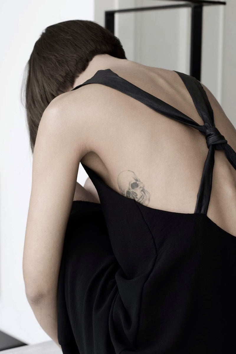 שרון ברונשר | שמלת מידי שחורה רצועות עור עם קשר על גב | קולקציית קיץ 2016 שמלות ובגדי ערב קז'ואל לנשים - 1