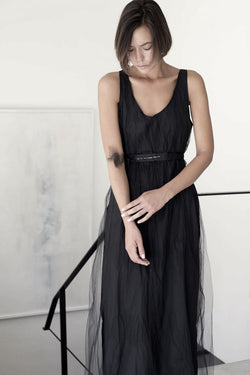 שרון ברונשר | שמלת מקסי שיפון שחורה | בוטיק בגדים אונליין לנשים - 1