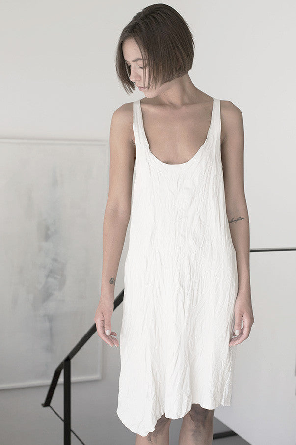 שרון ברונשר | שמלת עור מקומט קצרה שחורה| לבנה | בוטיק אונליין לנשים - לבן - 1
