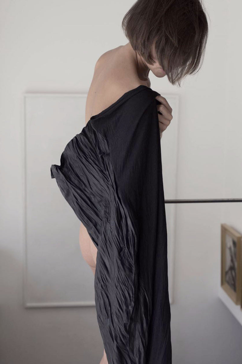 שרון ברונשר | שמלת עור מקומט קצרה שחורה| לבנה | בוטיק אונליין לנשים - שחור - 2