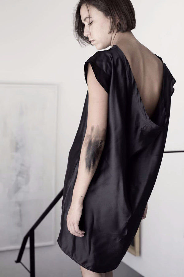 שרון ברונשר | טוניקת משי עם חגורת עור שחורה | שמלות מעצבים לערב | בוטיק בגדים אונליין לנשים - 1