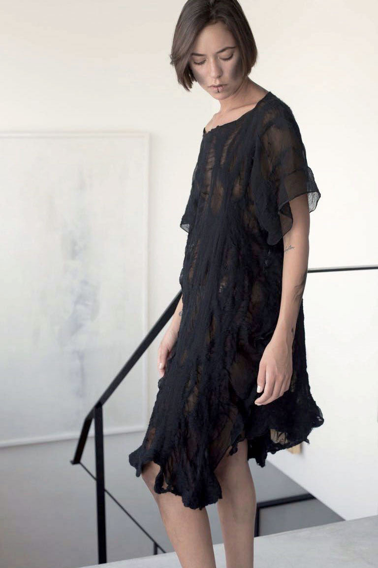שרון ברונשר | שמלות משי קצרה שחורה | שמלות לאירוע מיוחדות | בוטיק בגדים אונליין לנשים -1
