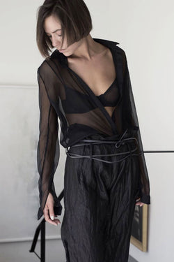שרון ברונשר | חולצה משי שחורה מכופתרת שרוול ארוך | בוטיק בגדים אונליין לנשים - 1